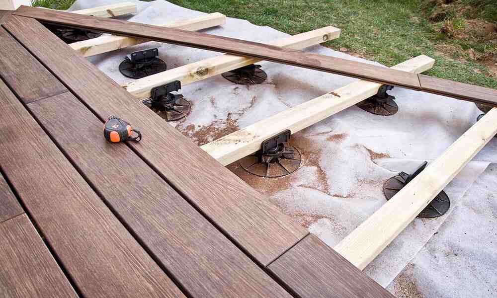 Comment réaliser une terrasse en bois sur de la terre ?