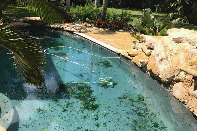 Comment aspirer les algues vertes au fond d'une piscine