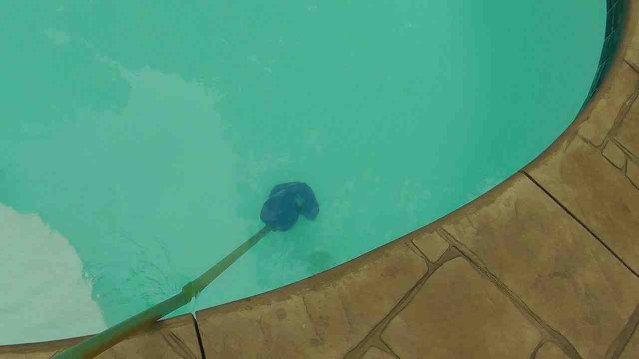 Comment enlever le vert au fond de ma piscine ?