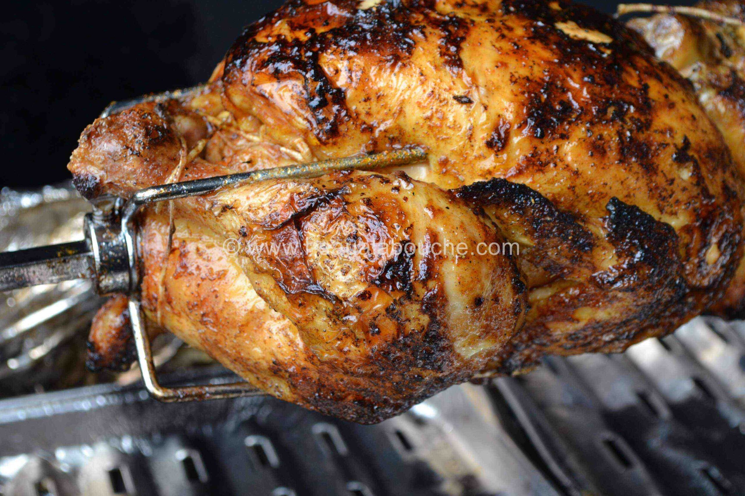 Comment cuire un poulet à la broche au barbecue