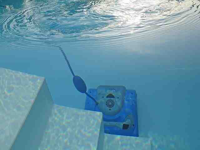 Robot piscine qui monte les marches