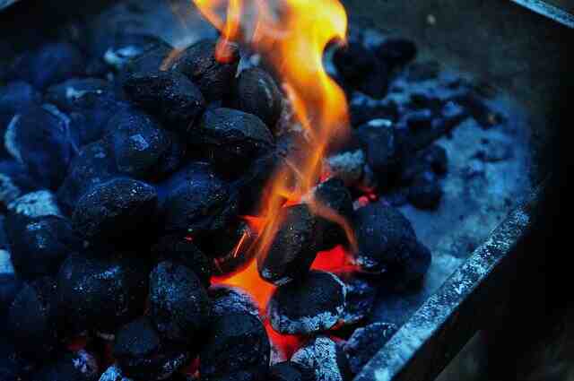 Comment allumer un feu avec des briquettes ?