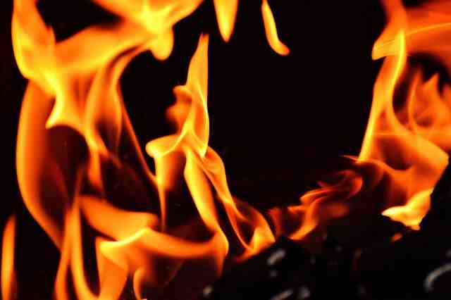 Barbecue gaz qui fait des flammes