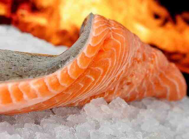Comment enlever la peau du saumon avec eau chaude ?