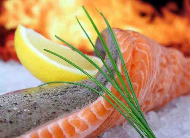 Comment savoir si le saumon est cuit à la poêle ?