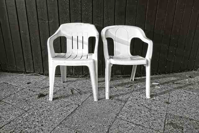 Comment raviver la couleur des chaises de jardin en plastique ?